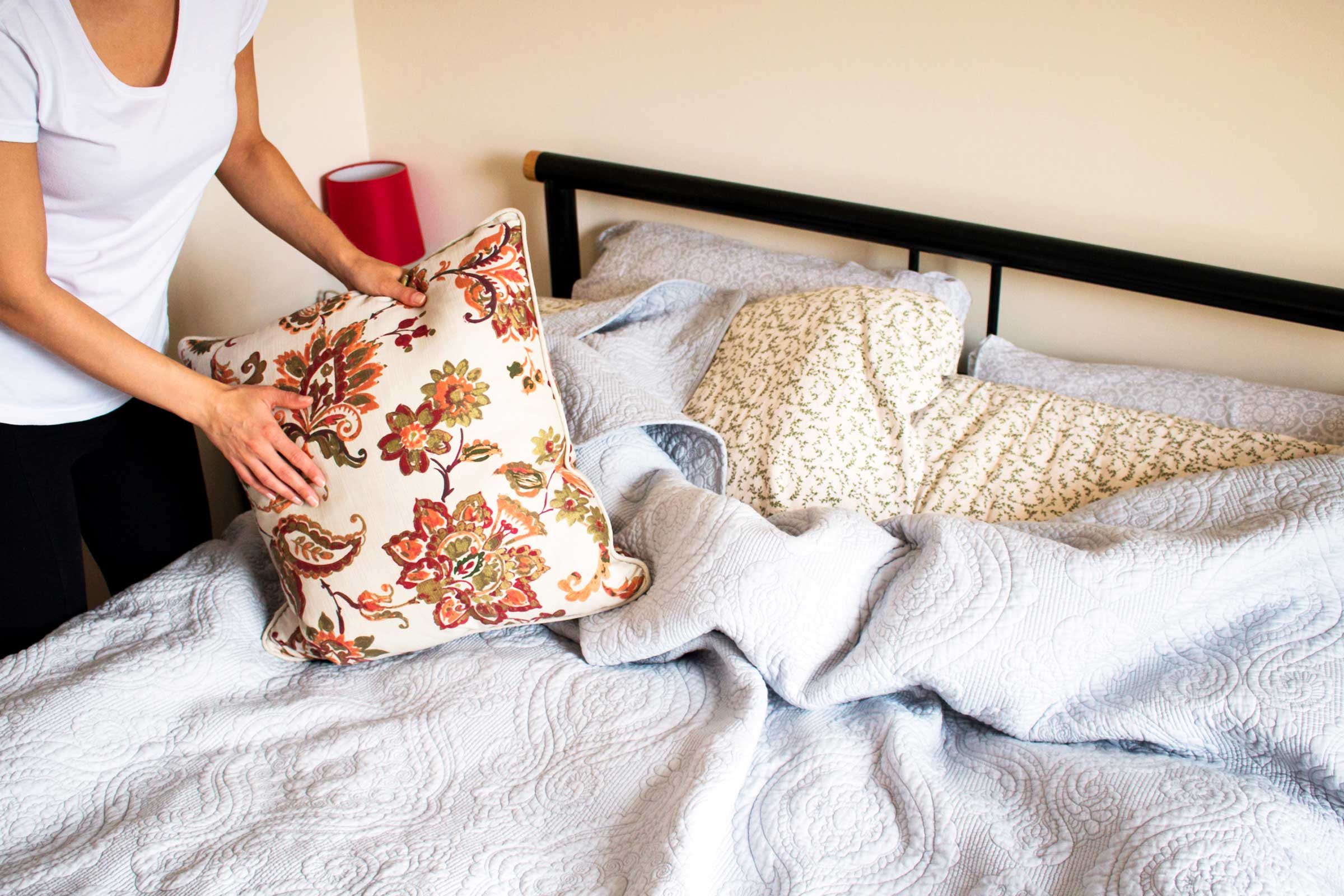 Things_professional_housecleaners_do_homes_every_day_make_bed