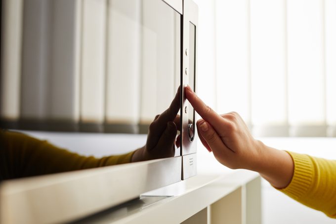 Why Professional Chefs Never Touch the Defrost Button on Microwaves