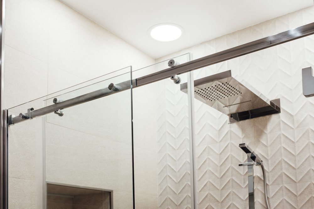 Using vinegar to clean shower doors
