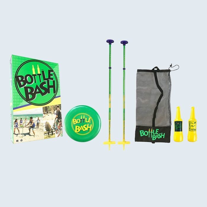 Game set displayed, includes frisbee, poles, and yellow bottles, placed against a light background; packaging shows 