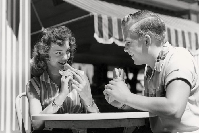 couple eating hotdogs